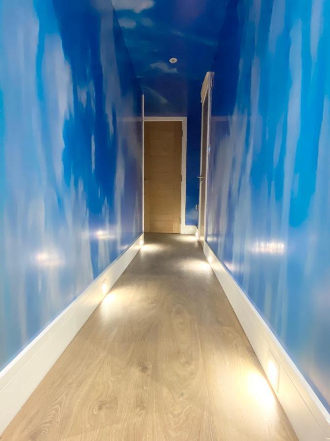 בורנמות' Cloud9 Guest House - By Coastline Retreats - 2 Bedroom Self Contained Garden Flat - Luxury Bath, Netflix, Superfast Wifi, Parking Included מראה חיצוני תמונה