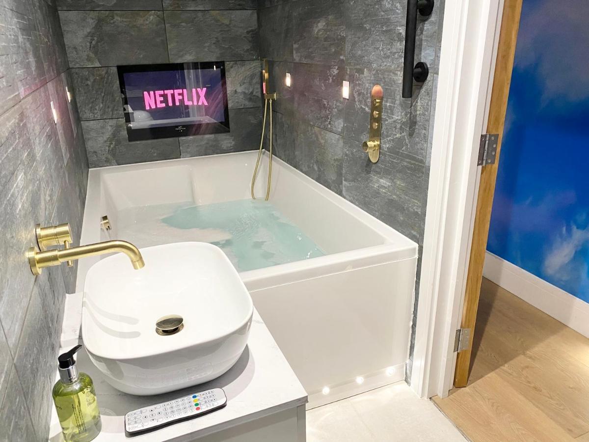 בורנמות' Cloud9 Guest House - By Coastline Retreats - 2 Bedroom Self Contained Garden Flat - Luxury Bath, Netflix, Superfast Wifi, Parking Included מראה חיצוני תמונה