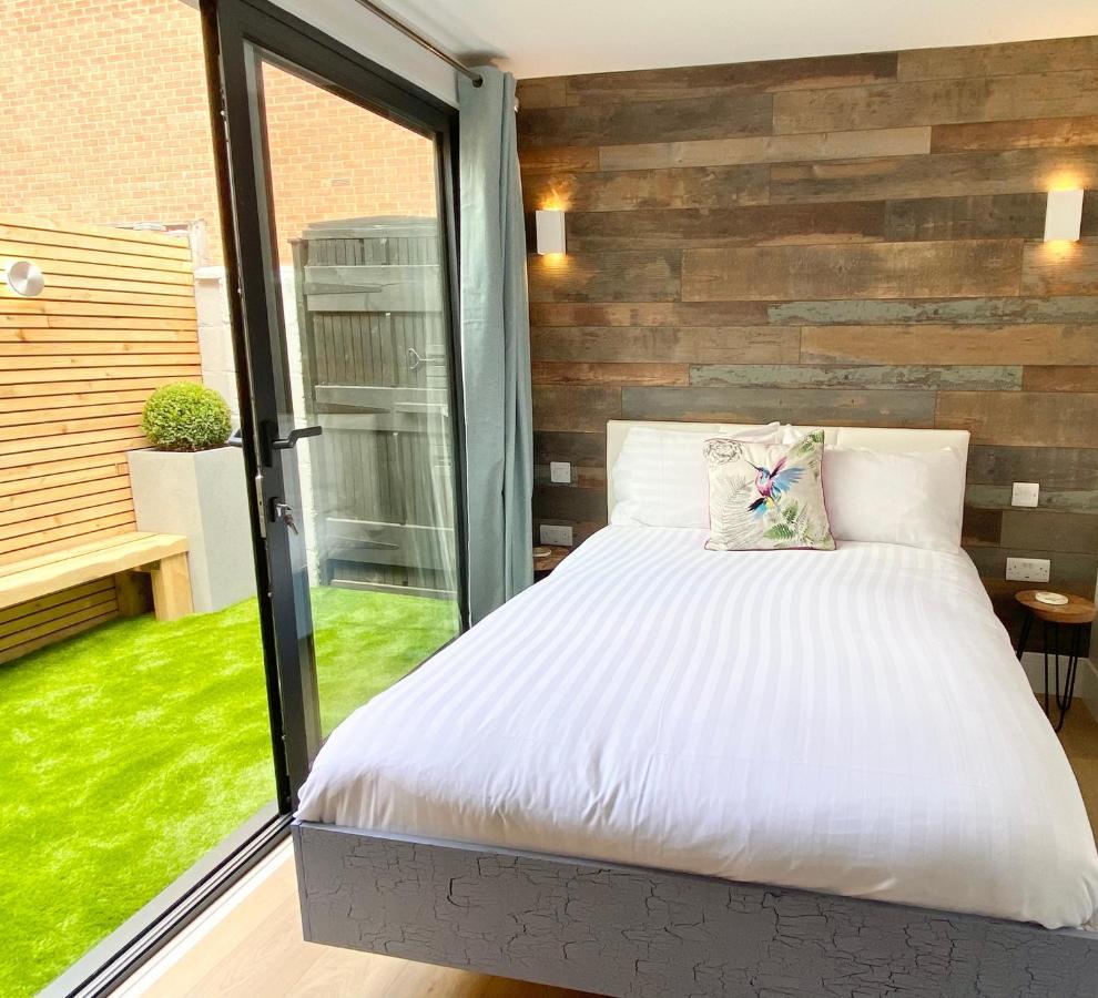 בורנמות' Cloud9 Guest House - By Coastline Retreats - 2 Bedroom Self Contained Garden Flat - Luxury Bath, Netflix, Superfast Wifi, Parking Included מראה חיצוני תמונה