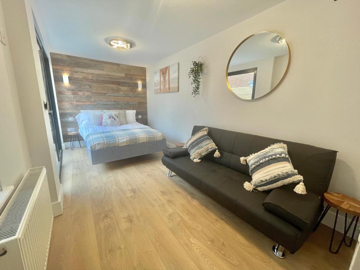 בורנמות' Cloud9 Guest House - By Coastline Retreats - 2 Bedroom Self Contained Garden Flat - Luxury Bath, Netflix, Superfast Wifi, Parking Included מראה חיצוני תמונה