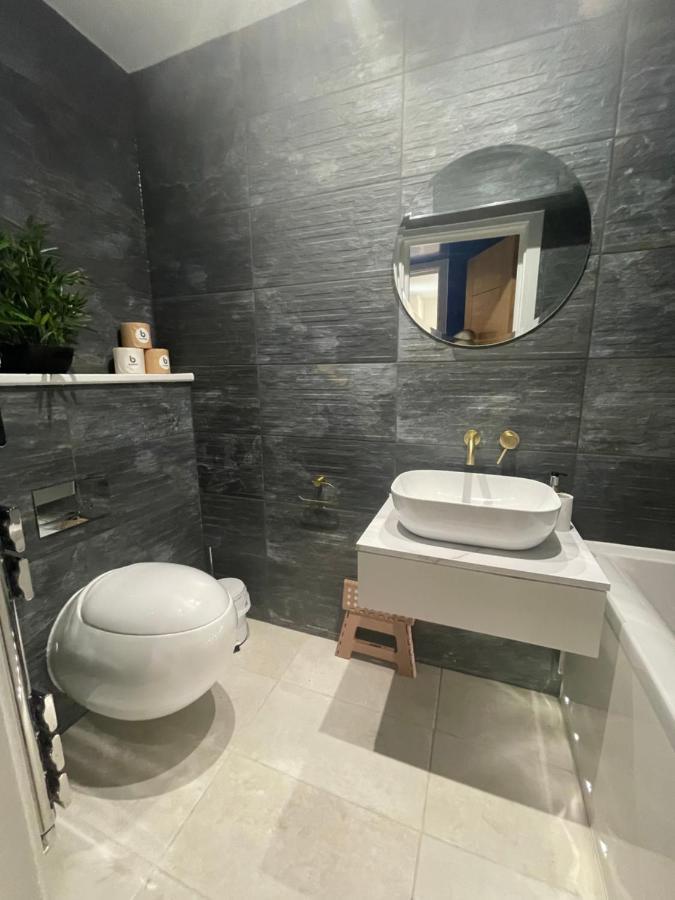 בורנמות' Cloud9 Guest House - By Coastline Retreats - 2 Bedroom Self Contained Garden Flat - Luxury Bath, Netflix, Superfast Wifi, Parking Included מראה חיצוני תמונה
