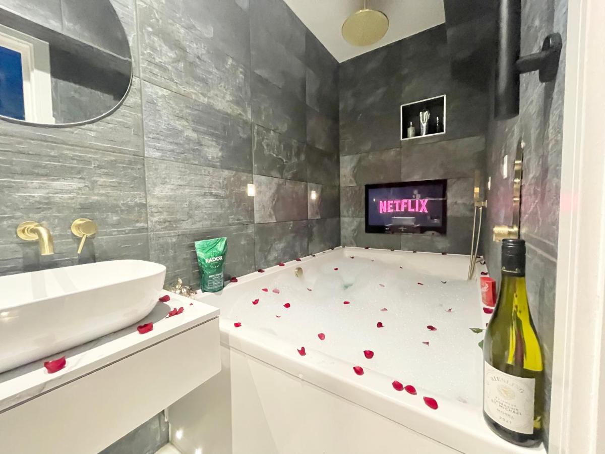 בורנמות' Cloud9 Guest House - By Coastline Retreats - 2 Bedroom Self Contained Garden Flat - Luxury Bath, Netflix, Superfast Wifi, Parking Included מראה חיצוני תמונה