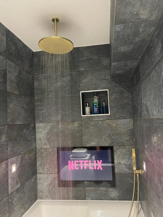 בורנמות' Cloud9 Guest House - By Coastline Retreats - 2 Bedroom Self Contained Garden Flat - Luxury Bath, Netflix, Superfast Wifi, Parking Included מראה חיצוני תמונה